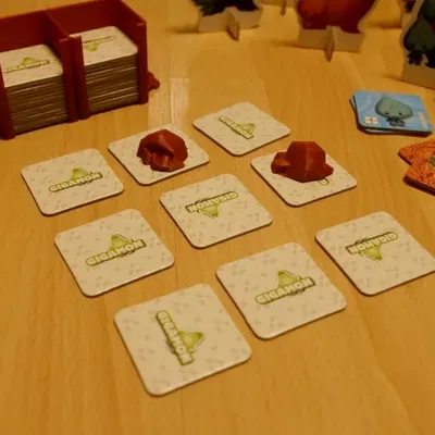 Giá đỡ thẻ Gigamons và 3 viên đá trong trò chơi bàn