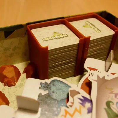 Giá đỡ thẻ Gigamons và 3 viên đá trong trò chơi bàn