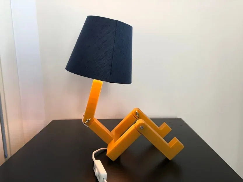 Đèn bàn linh hoạt 4 khối với thiết kế độc đáo - Image 1