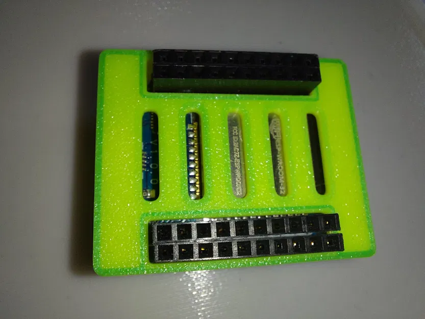 Vỏ snapfit đơn giản cho D1 Mini ESP32 với khe cắm chân nối - Image 1