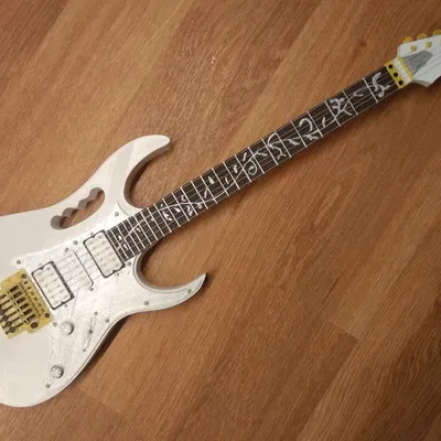 Mô hình guitar mini Ibanez Jem của Stevies Vai