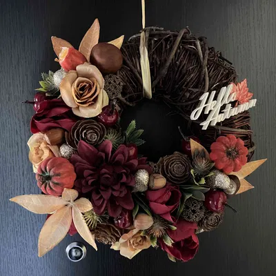 Văn bản trang trí "Xin chào Mùa thu" với lá cây