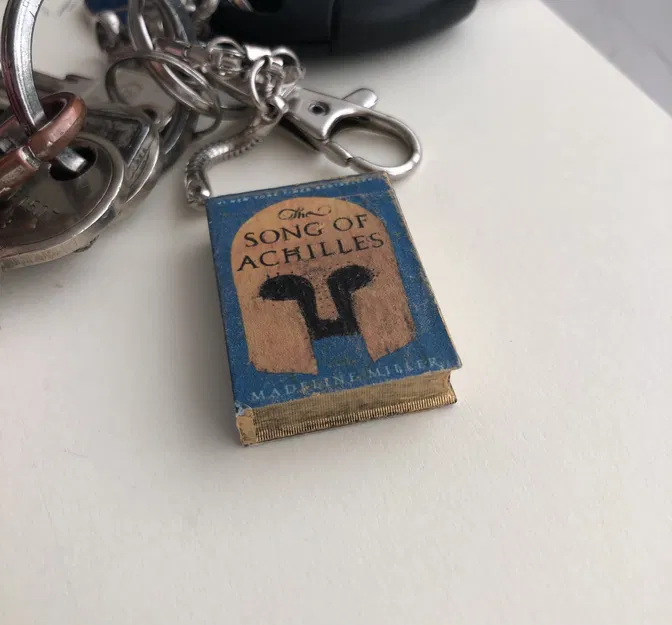 Sách mini kích thước móc chìa khóa cho những cuốn sách yêu thích - Image 1