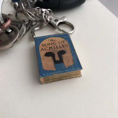 Sách mini kích thước móc chìa khóa cho những cuốn sách yêu thích