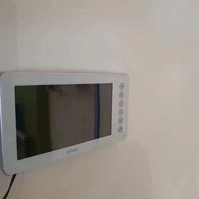 Giá đỡ tường cho điện thoại video Avidsen