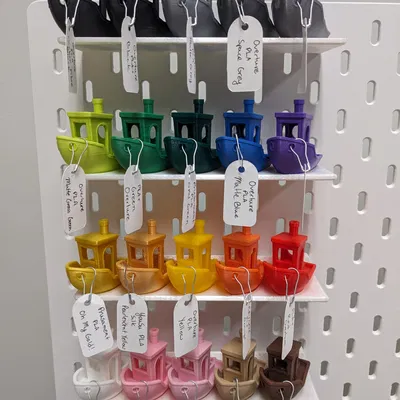 Kệ trưng bày Skådis Benchy nghiêng 30°