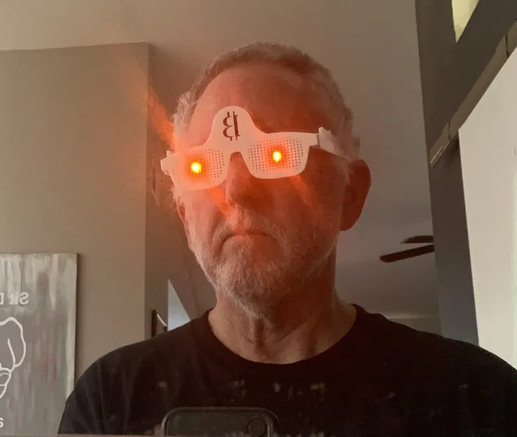 Kính đeo mắt với đèn LED cam và pin 2032 - Image 1