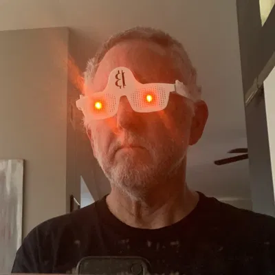 Kính đeo mắt với đèn LED cam và pin 2032