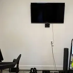 Giá đỡ nhỏ cho Peloton Guide và điều khiển từ xa