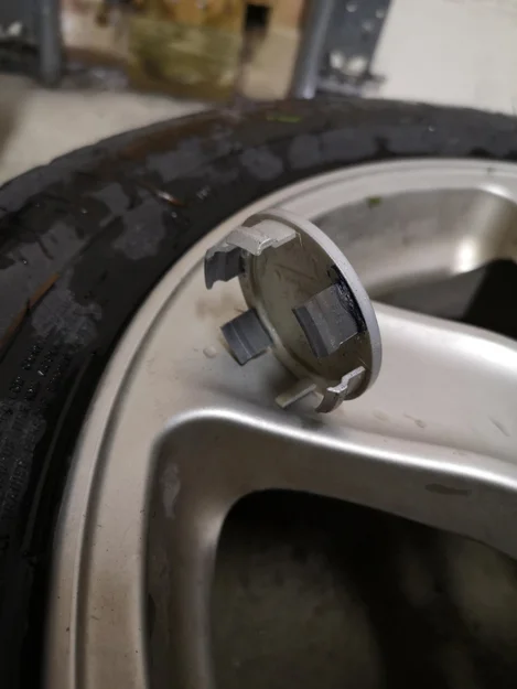 Nắp bánh xe 57mm với logo Toyota và lò xo thay thế - Image 1