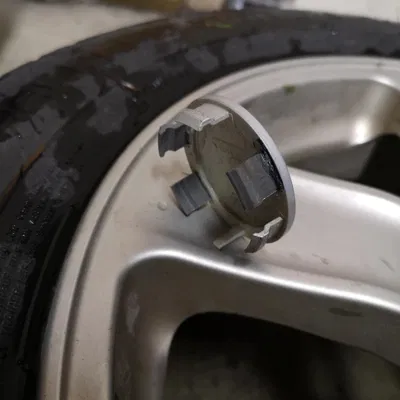 Nắp bánh xe 57mm với logo Toyota và lò xo thay thế