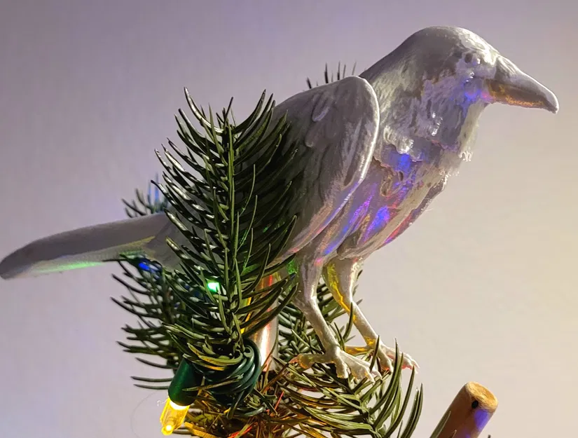 Đỉnh cây thông và đồ trang trí hình quạ - Image 1