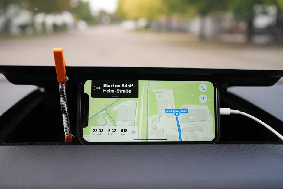 Giá đỡ smartphone 3D tùy chỉnh cho VW Caddy (iPhone) - Image 1