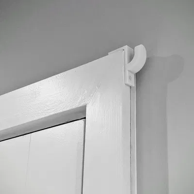 Móc treo quần áo gắn khung cửa