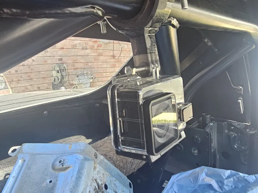 Kẹp camera hành động cho thanh cuộn Hard Dog trong Miata - Image 1