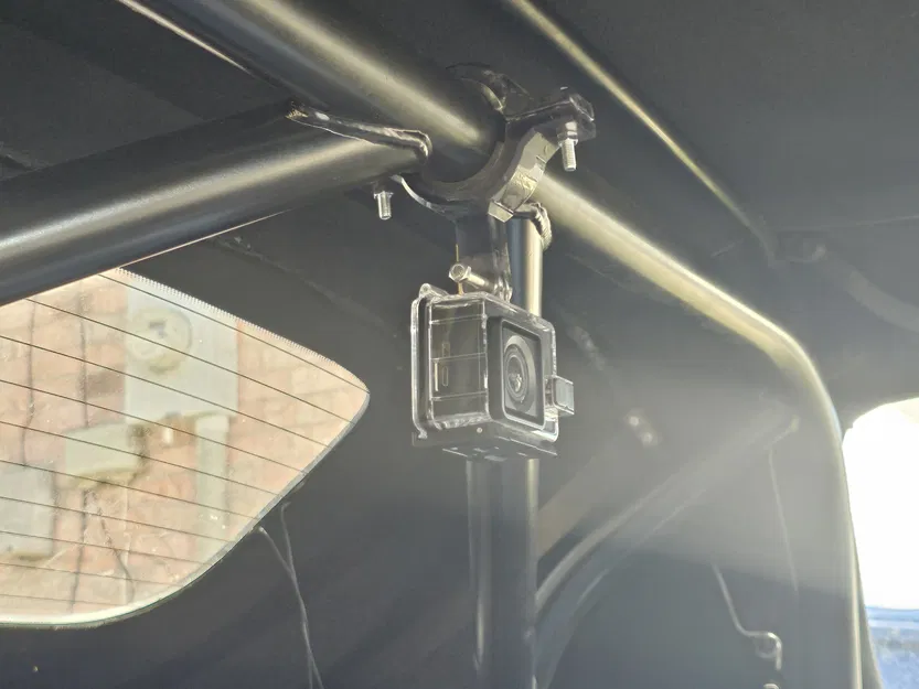 Kẹp camera hành động cho thanh cuộn Hard Dog trong Miata - Image 2