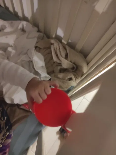 Giá đỡ bình sữa cho cũi trẻ em - Image 2