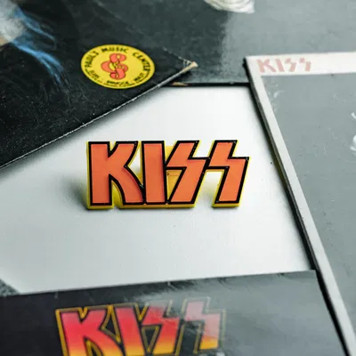 Biểu tượng kiss đa màu sắc kích thước 10cm