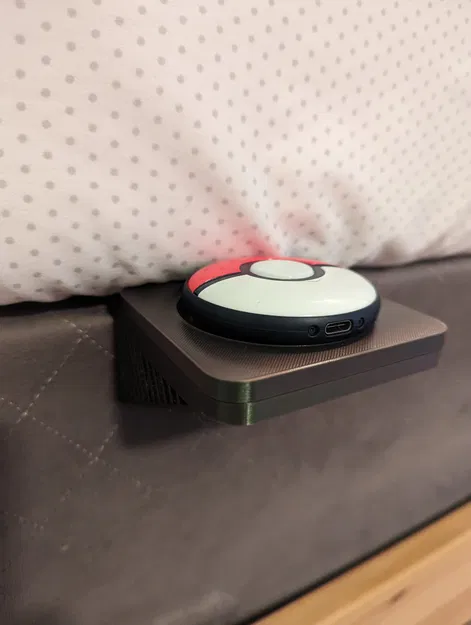 Giá đỡ Pokeball Plus+ giữa đệm và khung giường - Image 1