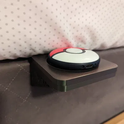 Giá đỡ Pokeball Plus+ giữa đệm và khung giường