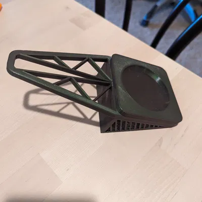 Giá đỡ Pokeball Plus+ giữa đệm và khung giường