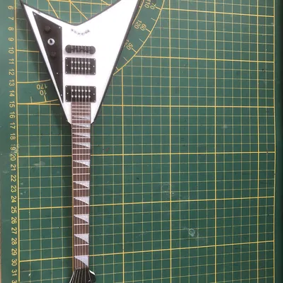 Guitar mini Jackson RR màu trắng và đen dài 35cm