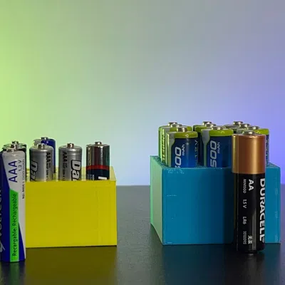 Giá đỡ pin trong thùng gỗ tổ chức đồ vật