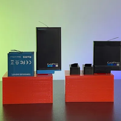 Giá đỡ pin trong thùng gỗ tổ chức đồ vật