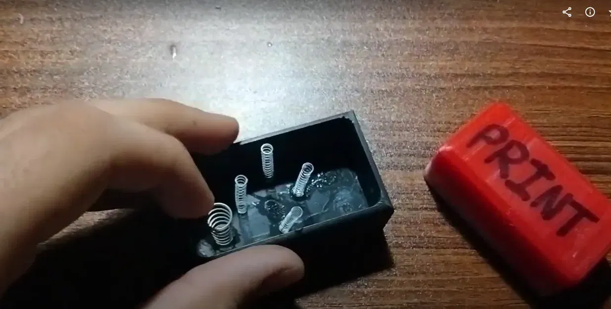 Nút bấm in 3D với thiết kế 2 phần và lò xo - Image 3