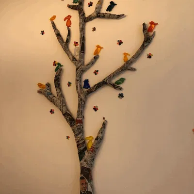 Mô hình cây với những chú chim đầy màu sắc