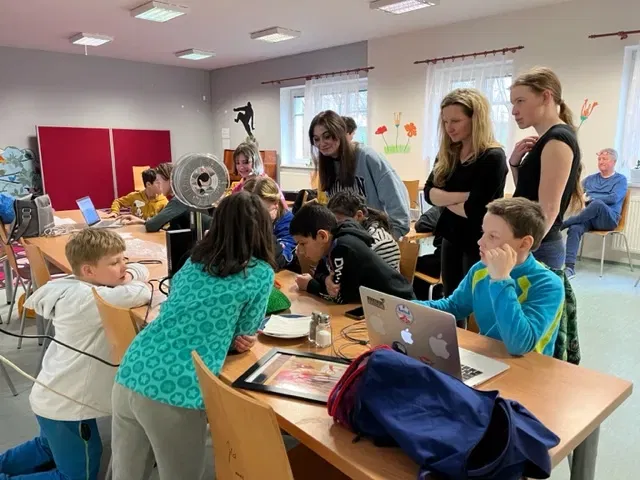 Mô hình cây với những chú chim đầy màu sắc - Image 15