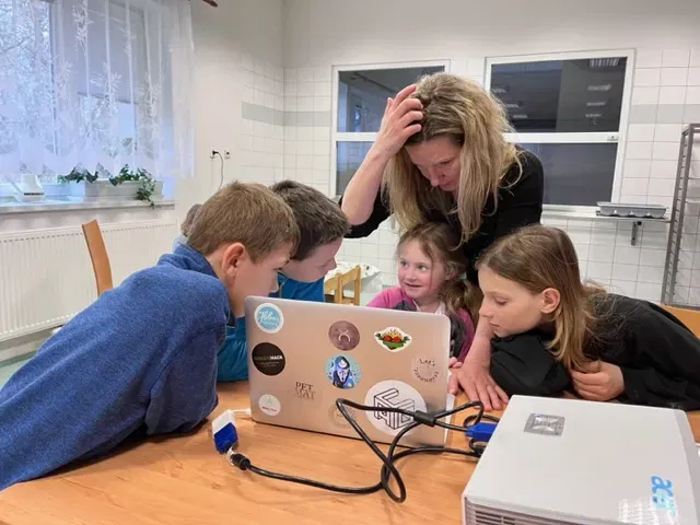 Mô hình cây với những chú chim đầy màu sắc - Image 17