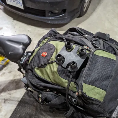 Giá đỡ bungee cho ba lô trên xe đạp