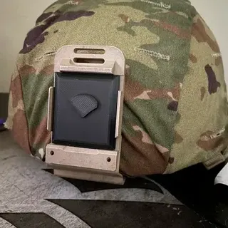 Mũ bảo hiểm ACH với huy hiệu cấp bậc E8 1SG