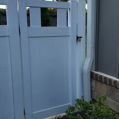 Giá đỡ và nắp cho cột hàng rào vinyl