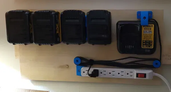 Giá đỡ sạc DeWalt DCB107 trên thanh treo Pháp - Image 1