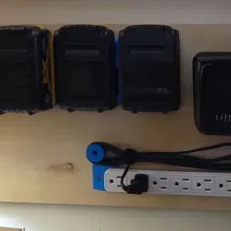 Giá đỡ sạc DeWalt DCB107 trên thanh treo Pháp