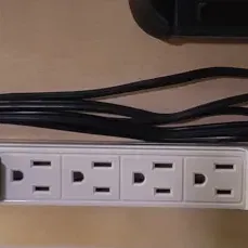 Giá đỡ sạc DeWalt DCB107 trên thanh treo Pháp