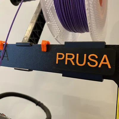 Kẹp khung Prusa với biển hiệu có thể remix