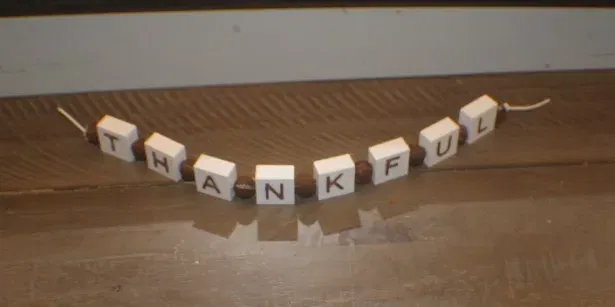 Mô hình bàn tri ân trang trí bằng khối chữ và hạt - Image 1