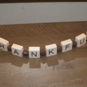 Mô hình bàn tri ân trang trí bằng khối chữ và hạt