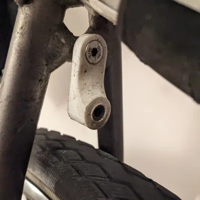 Giá đỡ chắn bùn lắp dưới cho khung xe đạp