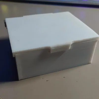 Hộp đựng thuốc lá và dụng cụ cuộn thuốc