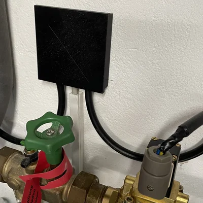 Giá đỡ tường cho 2 Shelly 1 với không gian lưu trữ dây cáp