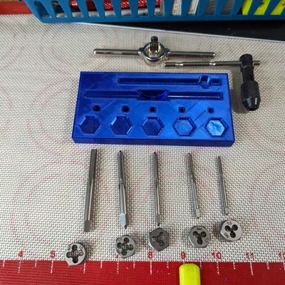 Giá đỡ bộ dụng cụ ren và mũi khoan metric