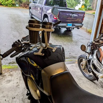 Giá đỡ cốc cho xe máy hai cốc độc đáo