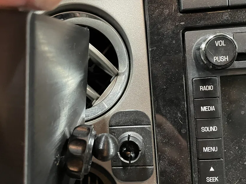 Giá đỡ điện thoại Scosche cho iPhone 13 có ốp bảo vệ - Image 4