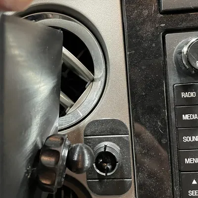 Giá đỡ điện thoại Scosche cho iPhone 13 có ốp bảo vệ