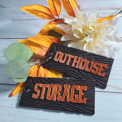 Nhãn khóa gỗ cổ điển với thiết kế thô mộc