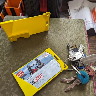 Giá đỡ thẻ cho móc chìa khóa với chỗ để Yubikey